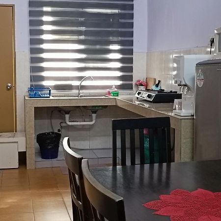 Homestay Lestari Klia Sepang Eksteriør billede
